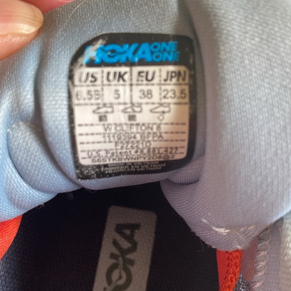 Hold one one Clifton 8 - Picture 2 of 7